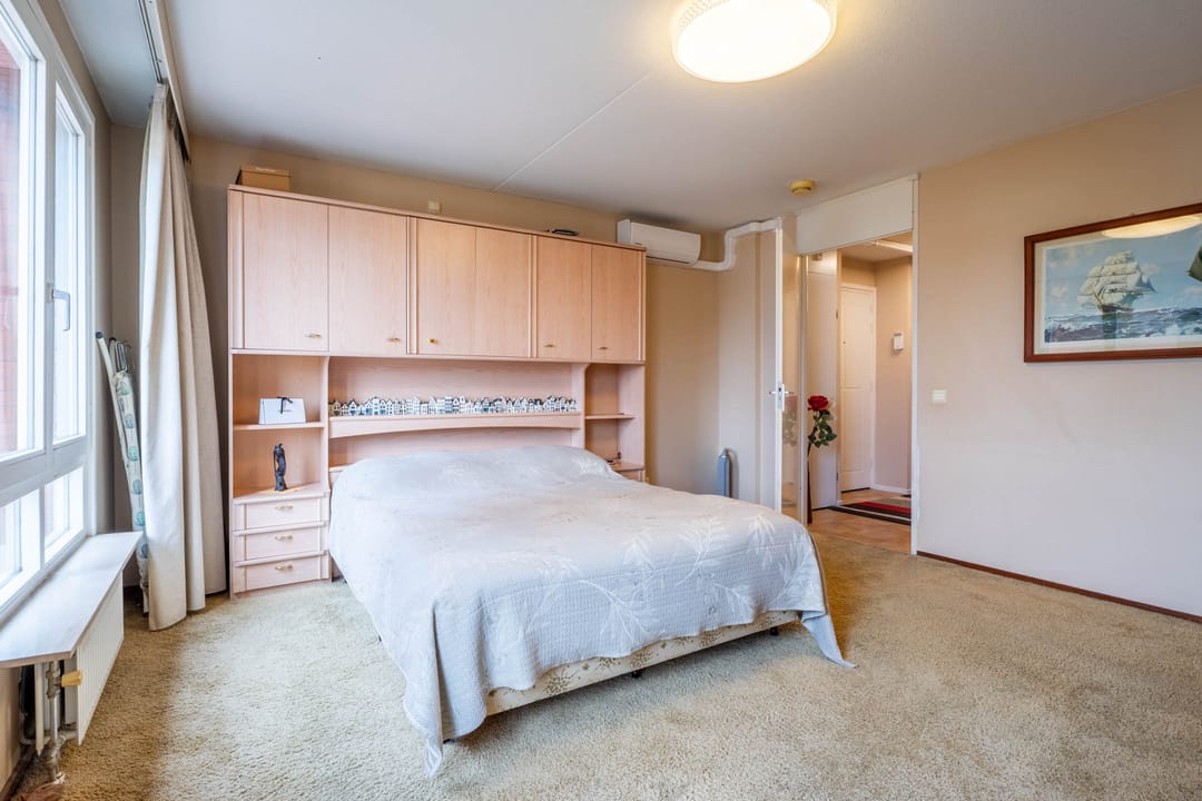 Spacious Apartment with Three Bedrooms and Parking Opposite Valkenberg Park in Breda — 17