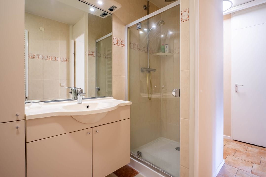 Spacious Apartment with Three Bedrooms and Parking Opposite Valkenberg Park in Breda — 23