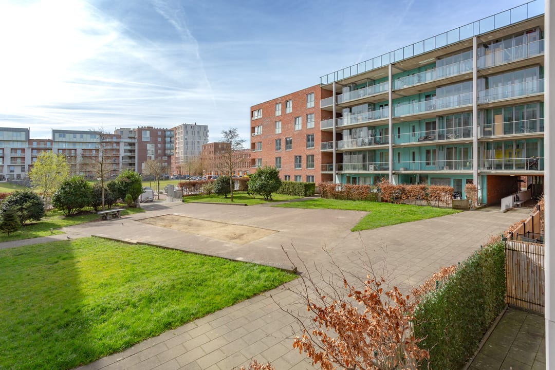Bright 3-room apartment with sunny south-facing loggia in Amsterdam Nieuw-West — 38