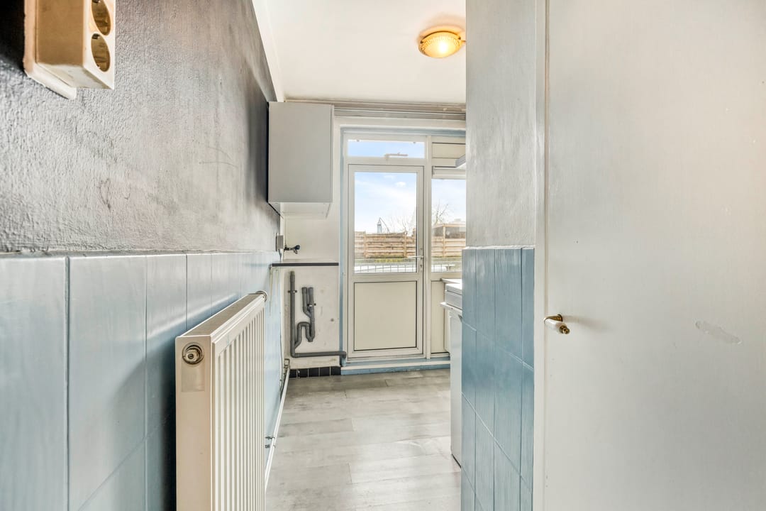 Bright corner apartment with three bedrooms and two balconies in Utrecht — 17