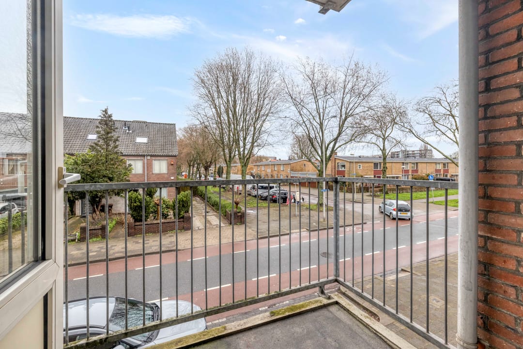 Bright corner apartment with three bedrooms and two balconies in Utrecht — 26