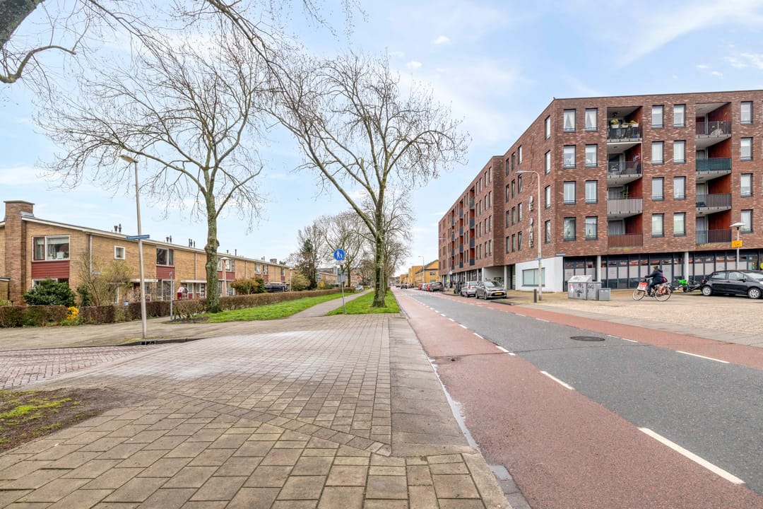 Bright corner apartment with three bedrooms and two balconies in Utrecht — 31