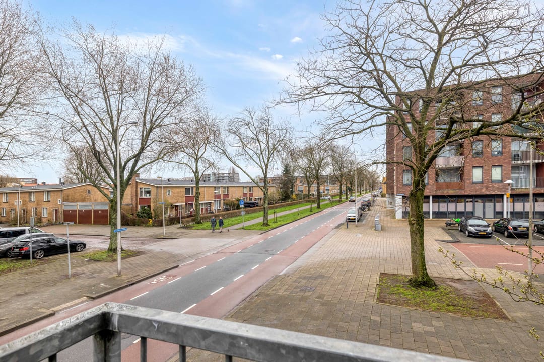 Bright corner apartment with three bedrooms and two balconies in Utrecht — 28