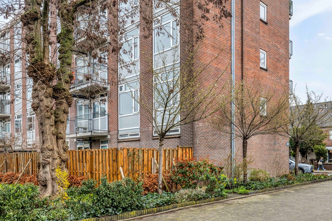Bright corner apartment with three bedrooms and two balconies in Utrecht — 32