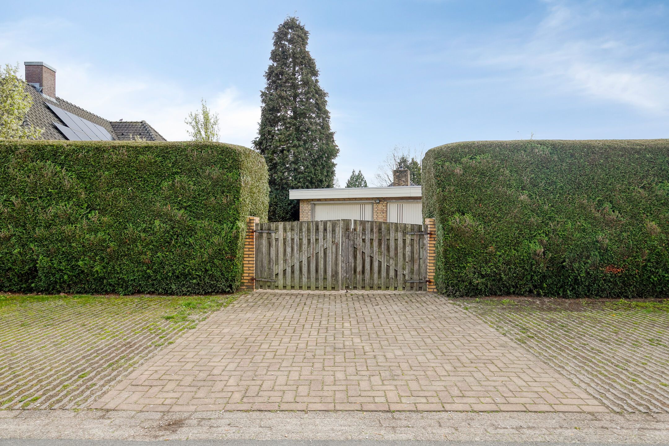 Detached Bungalow with Potential on Spacious Plot in Empel — 30