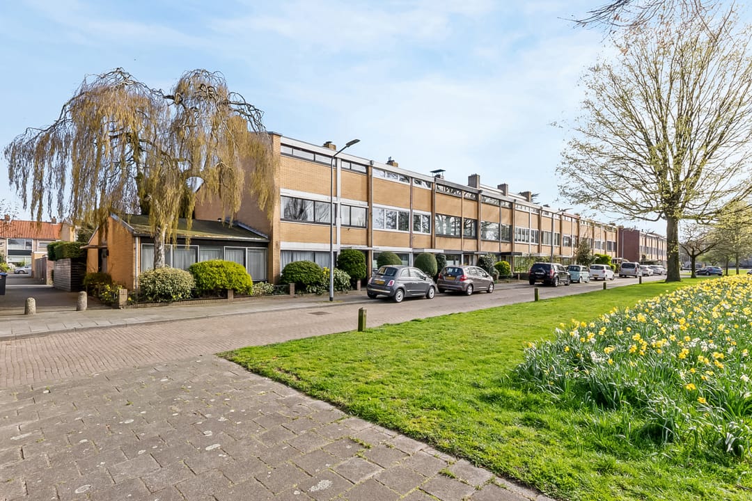 Spacious corner house with former practice space, double garden and garage in Hilversum — 52