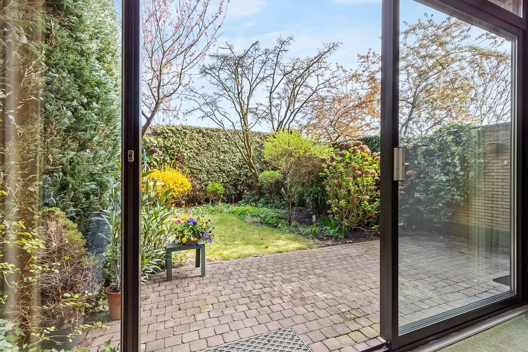 Spacious corner house with former practice space, double garden and garage in Hilversum — 41
