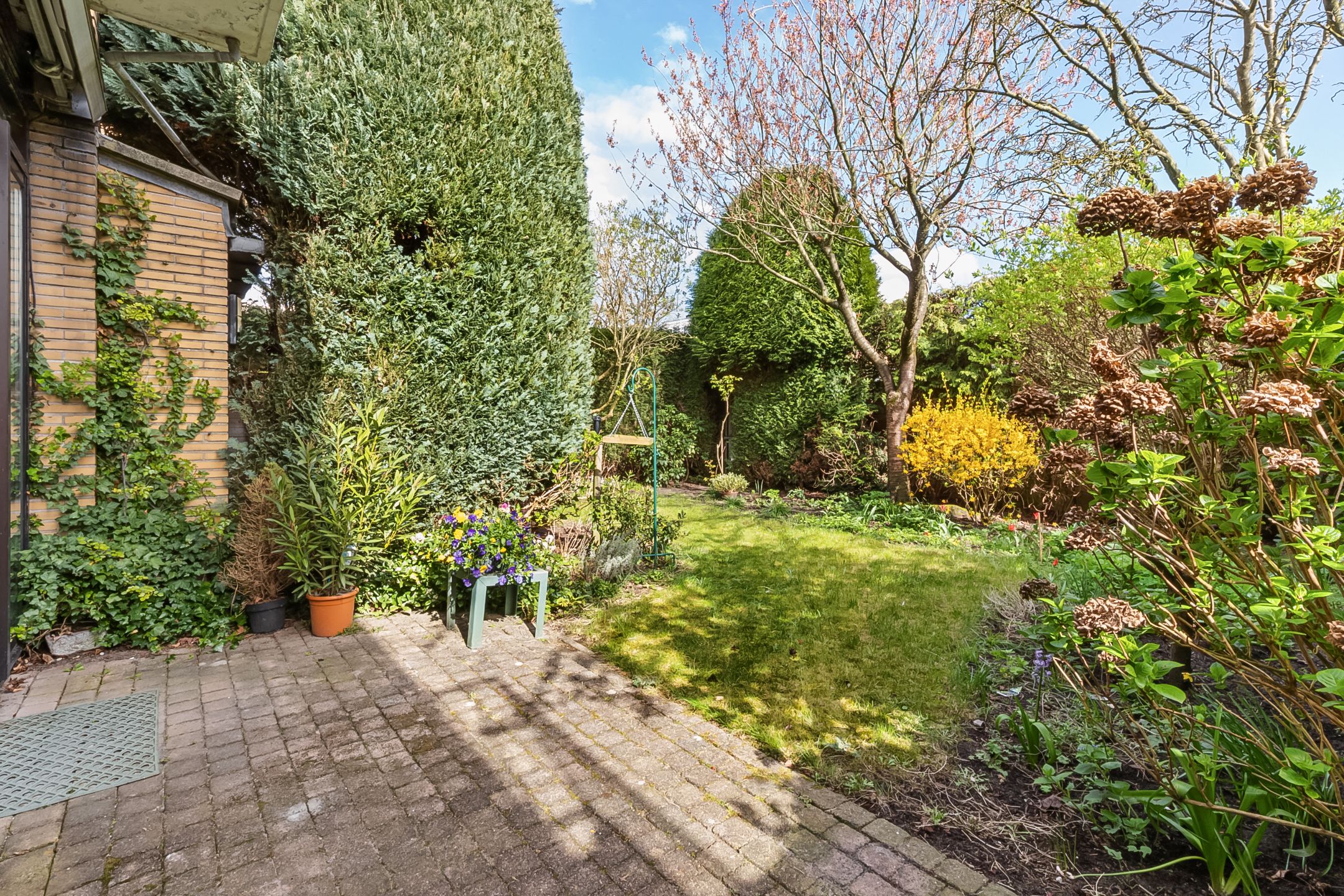Spacious corner house with former practice space, double garden and garage in Hilversum — 42