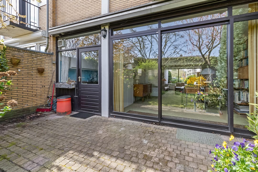 Spacious corner house with former practice space, double garden and garage in Hilversum — 43