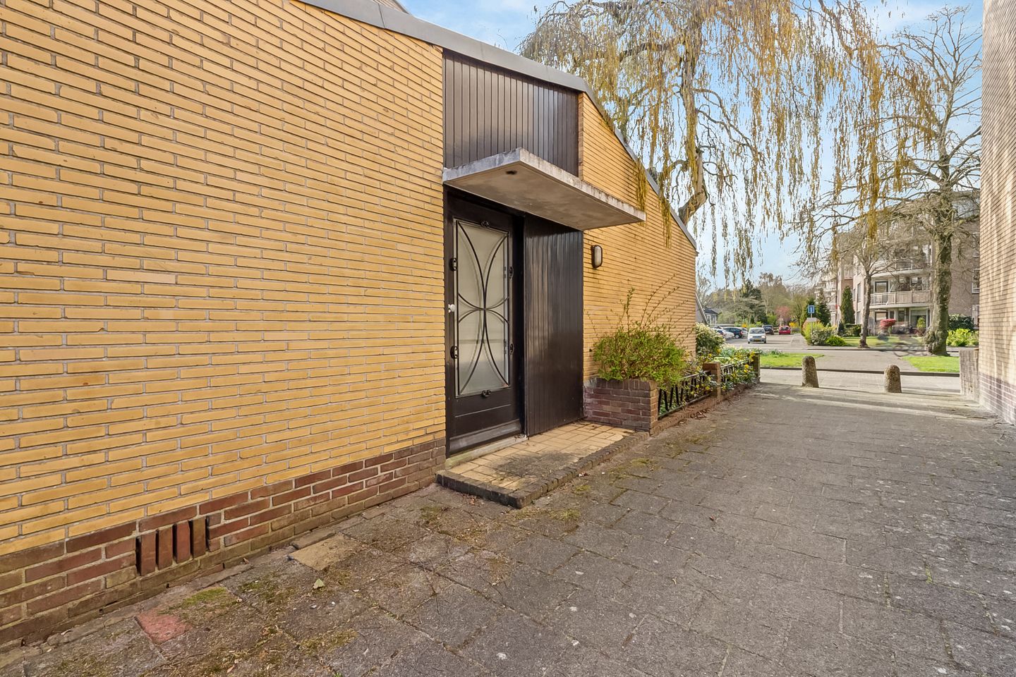 Spacious corner house with former practice space, double garden and garage in Hilversum — 49