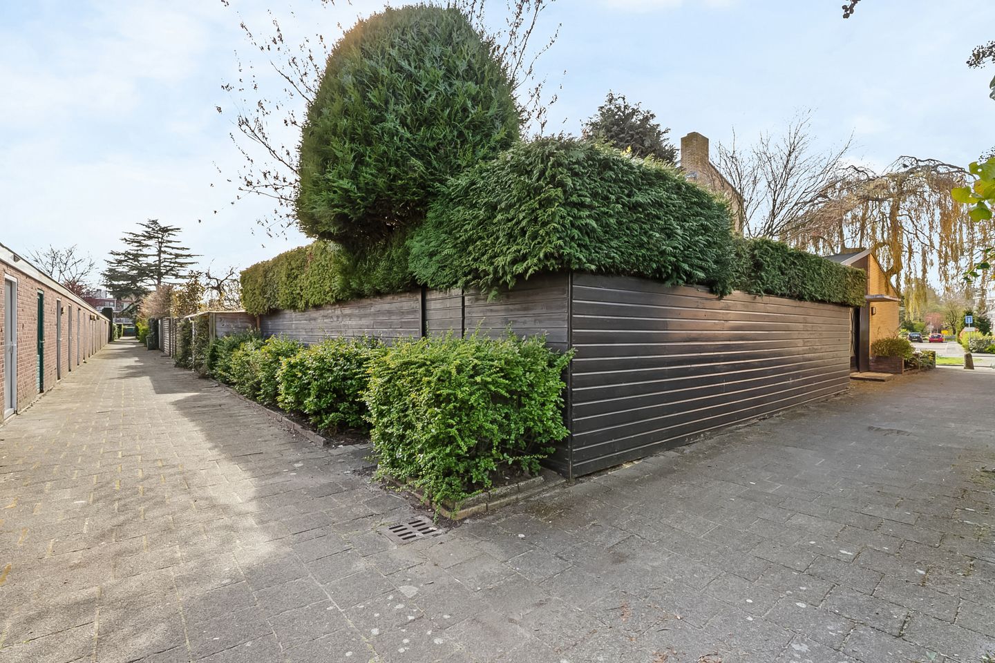 Spacious corner house with former practice space, double garden and garage in Hilversum — 50