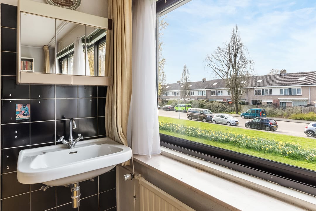 Spacious corner house with former practice space, double garden and garage in Hilversum — 32