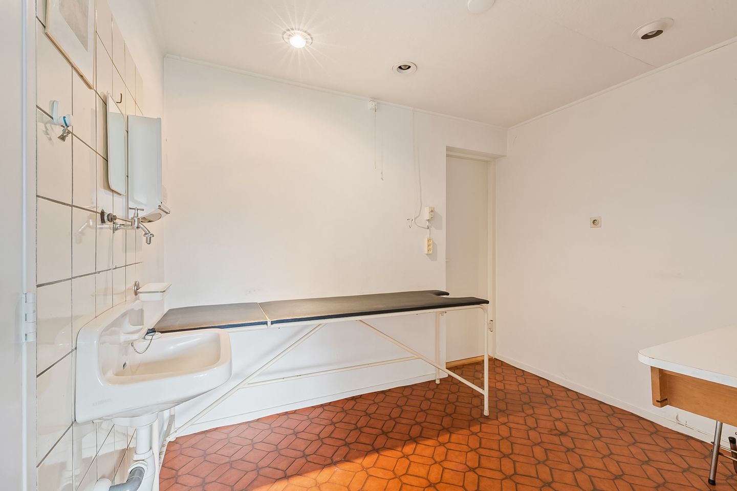 Spacious corner house with former practice space, double garden and garage in Hilversum — 20
