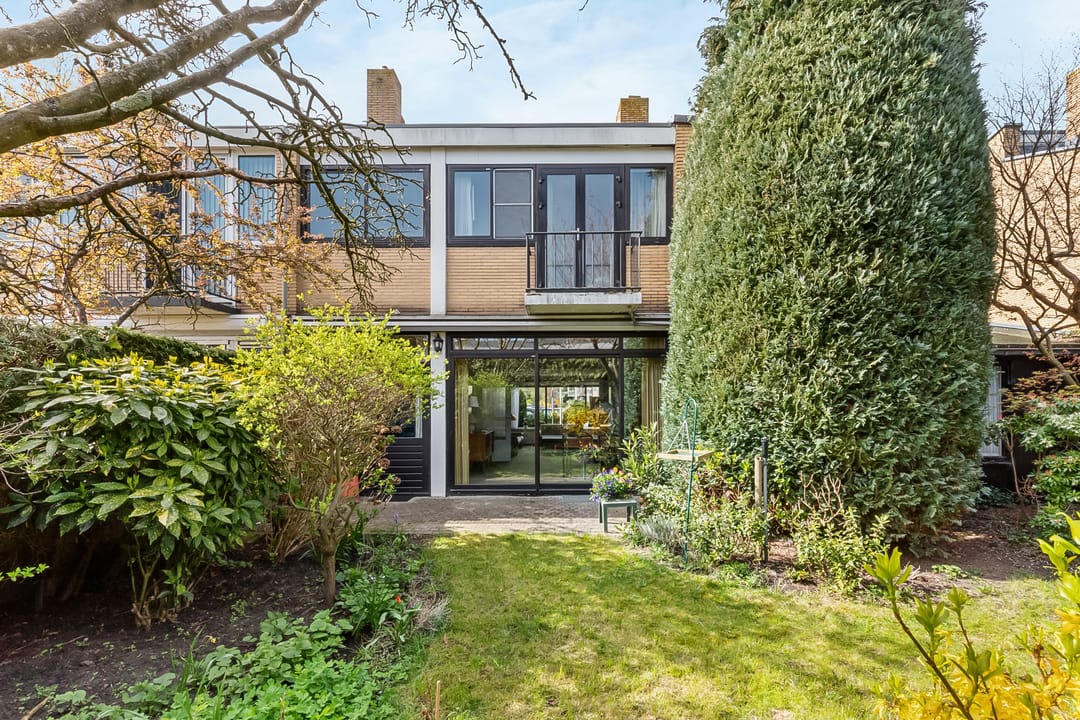 Spacious corner house with former practice space, double garden and garage in Hilversum — 46