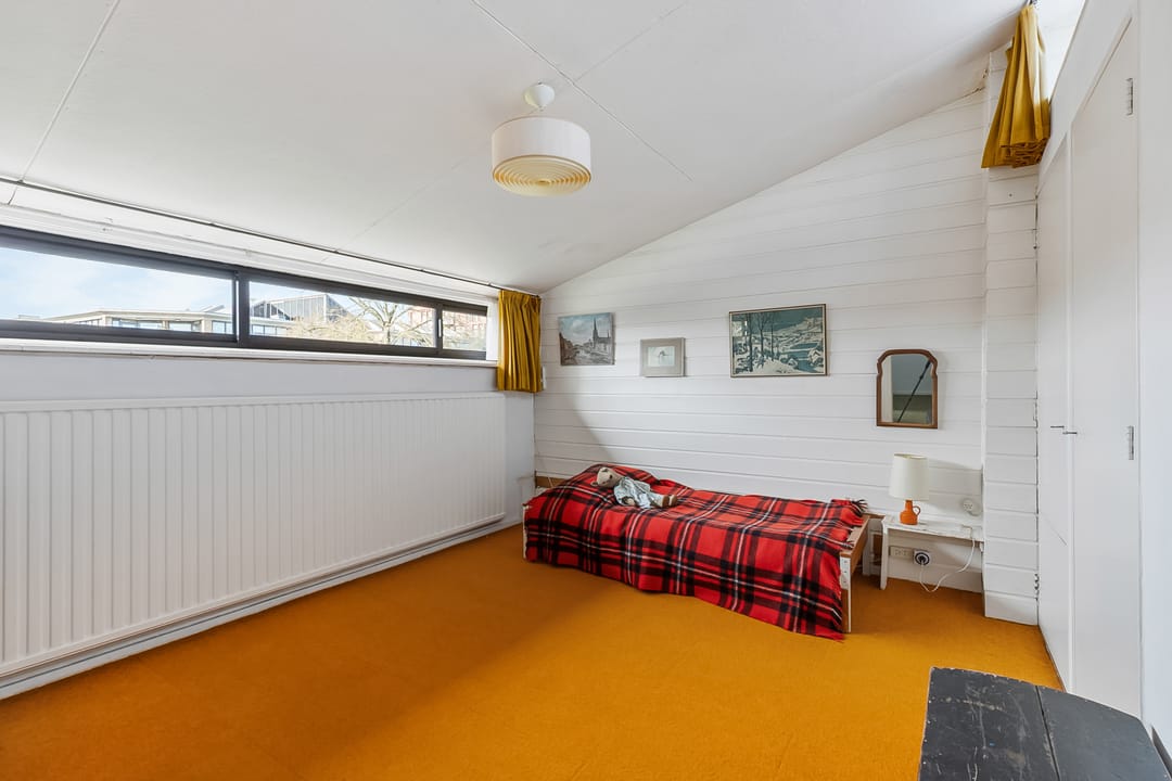 Spacious corner house with former practice space, double garden and garage in Hilversum — 38