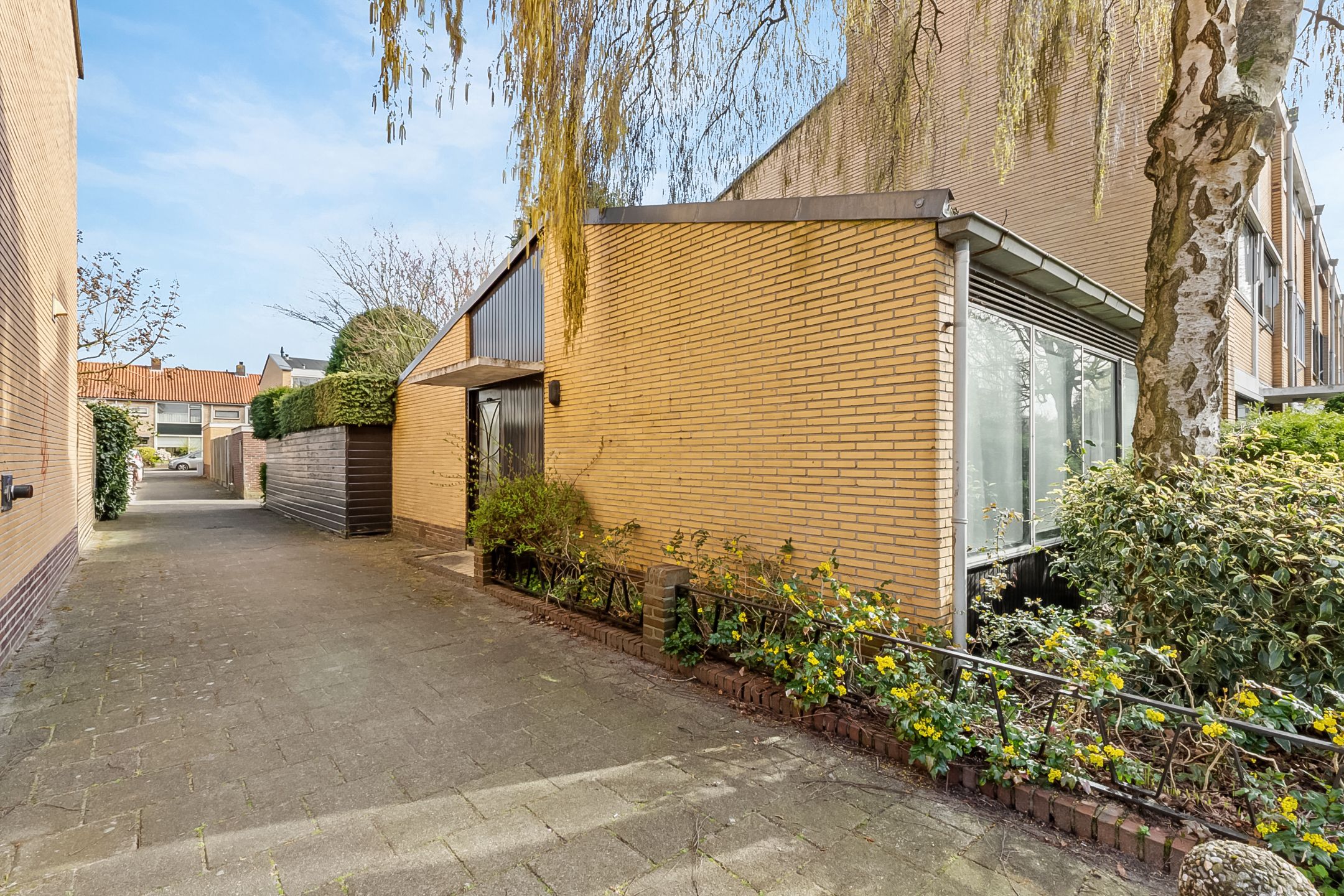 Spacious corner house with former practice space, double garden and garage in Hilversum — 48