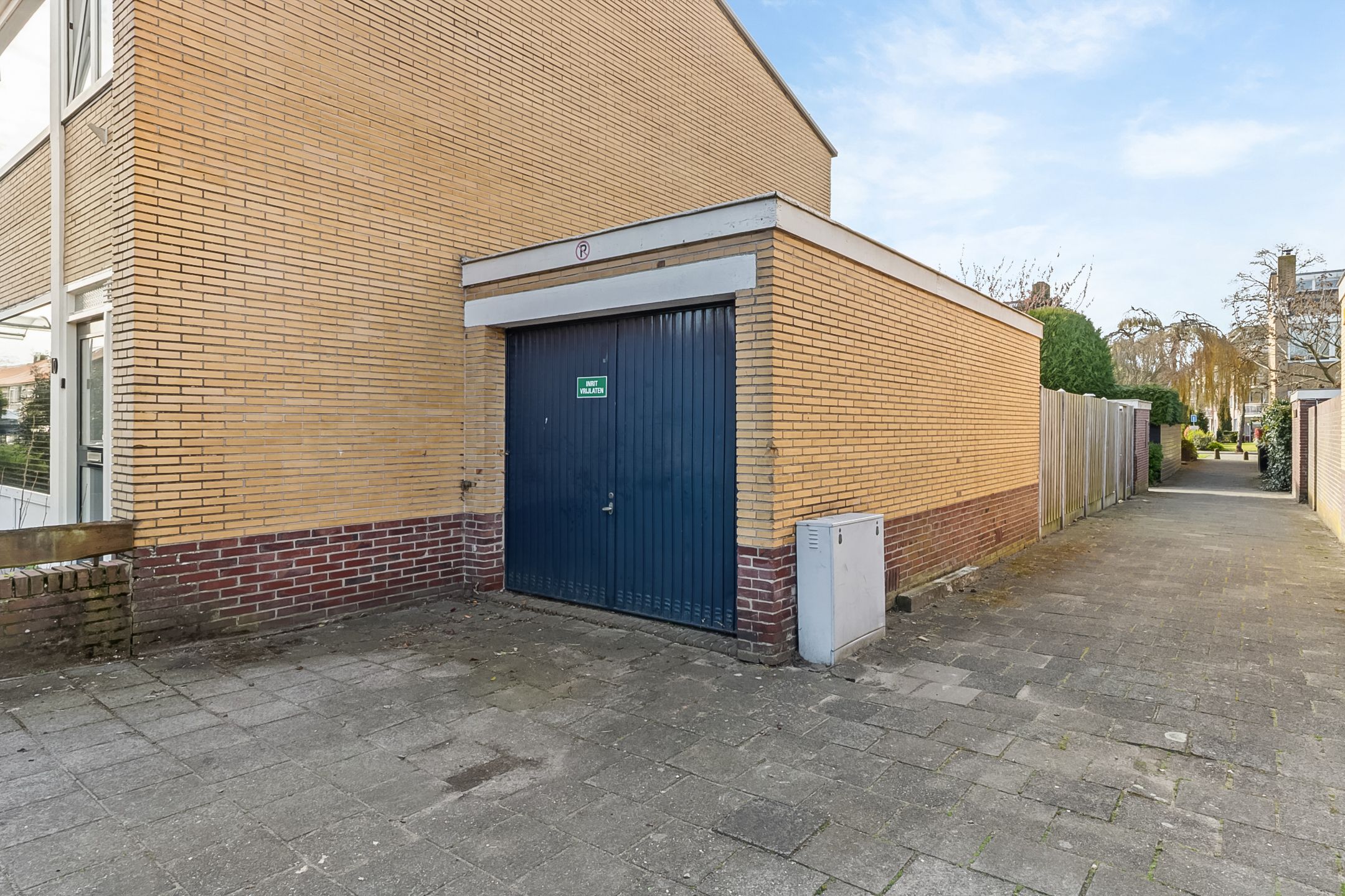 Spacious corner house with former practice space, double garden and garage in Hilversum — 51
