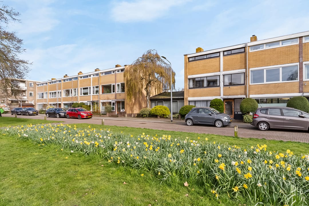 Spacious corner house with former practice space, double garden and garage in Hilversum — 53