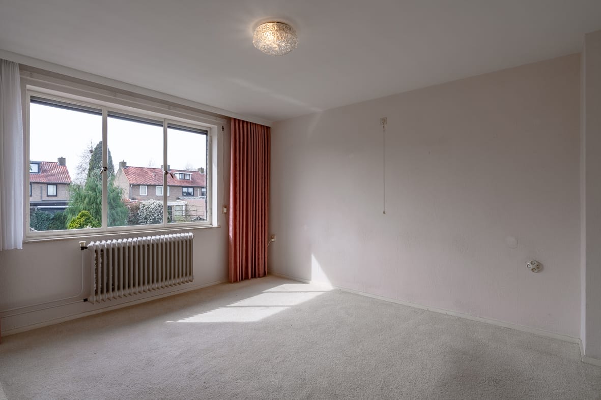 Spacious semi-detached home with garden room and garage in popular Beek neighborhood — 20