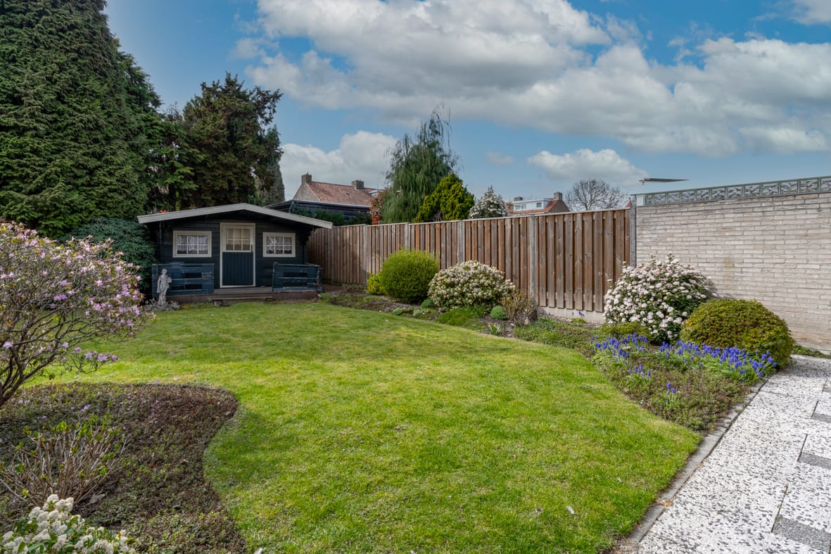 Spacious semi-detached home with garden room and garage in popular Beek neighborhood — 30