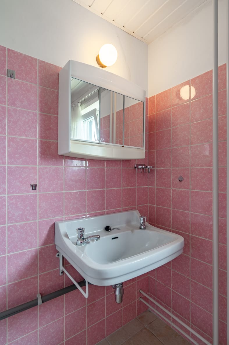 Spacious semi-detached home with garden room and garage in popular Beek neighborhood — 23