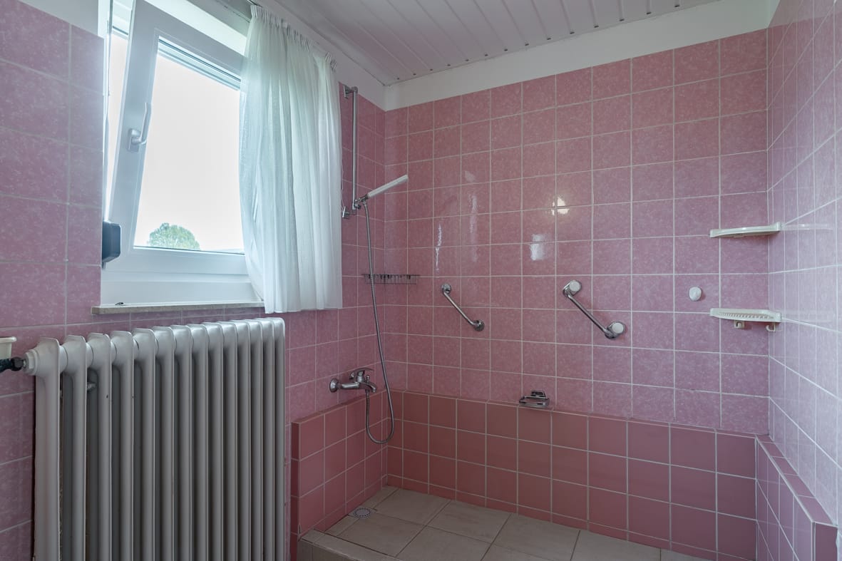 Spacious semi-detached home with garden room and garage in popular Beek neighborhood — 24