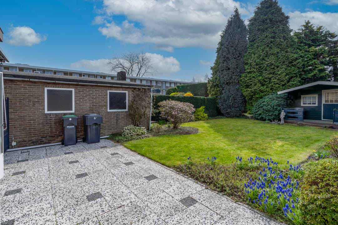 Spacious semi-detached home with garden room and garage in popular Beek neighborhood — 32