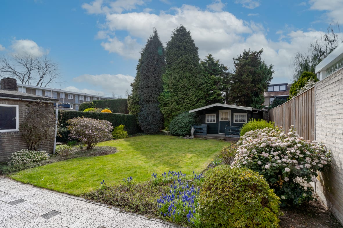 Spacious semi-detached home with garden room and garage in popular Beek neighborhood — 33