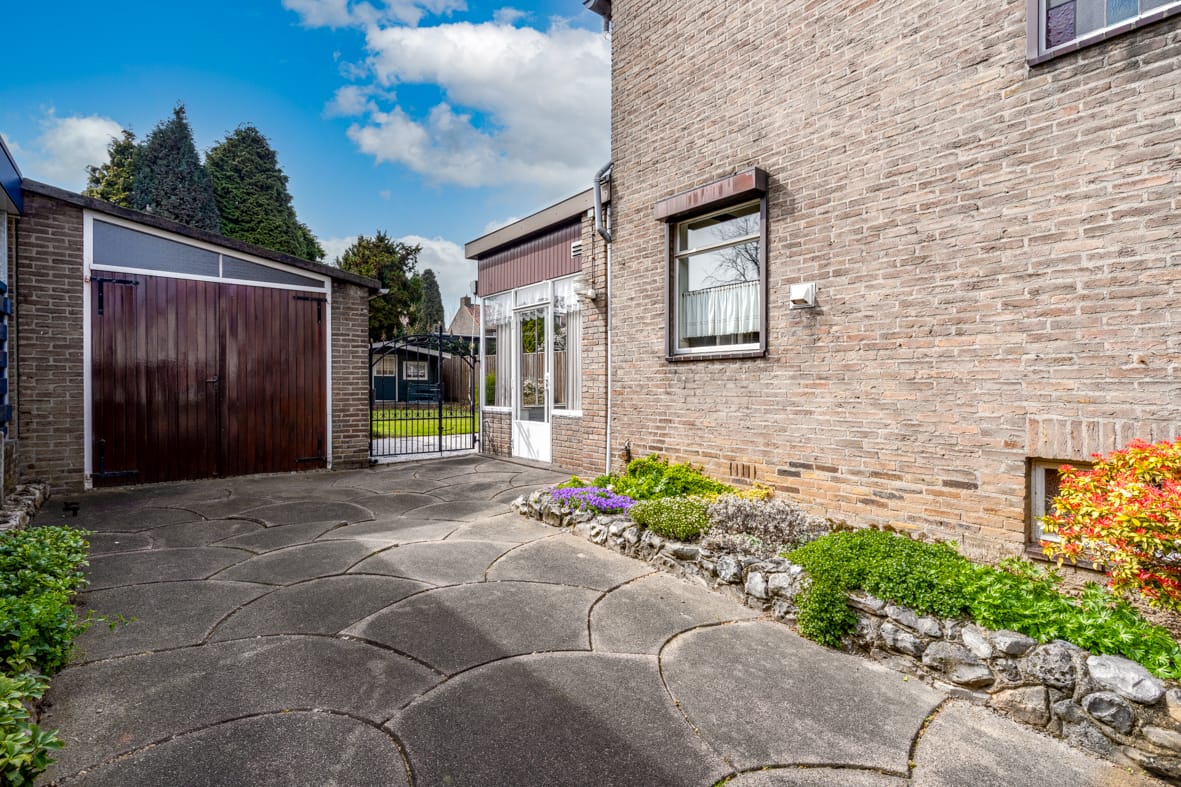 Spacious semi-detached home with garden room and garage in popular Beek neighborhood — 34