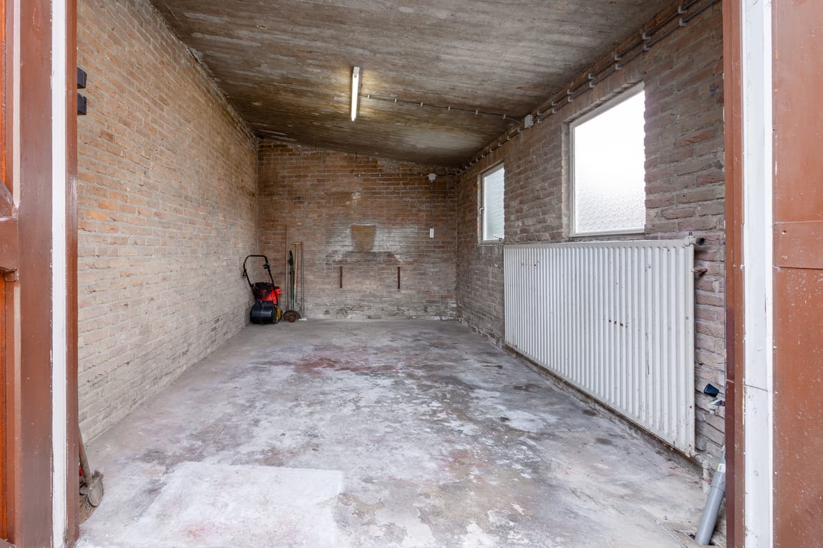 Spacious semi-detached home with garden room and garage in popular Beek neighborhood — 36