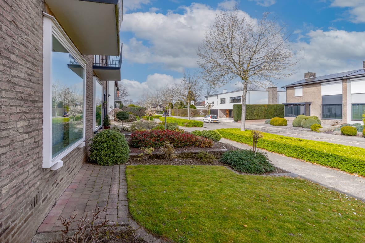 Spacious semi-detached home with garden room and garage in popular Beek neighborhood — 40