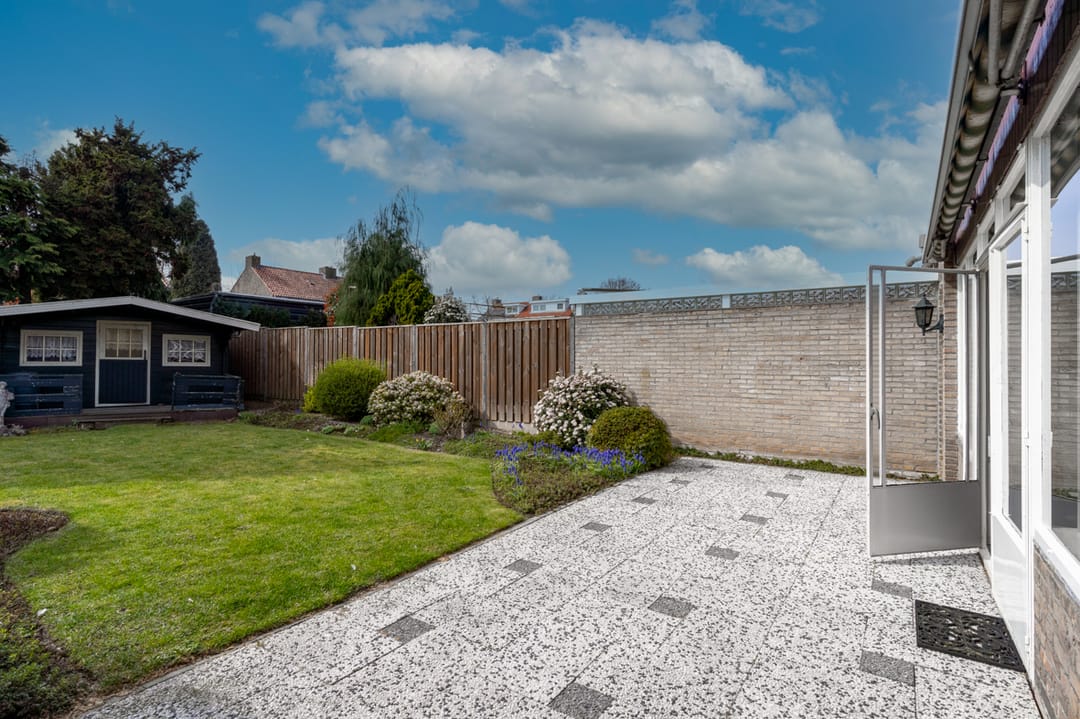 Spacious semi-detached home with garden room and garage in popular Beek neighborhood — 31