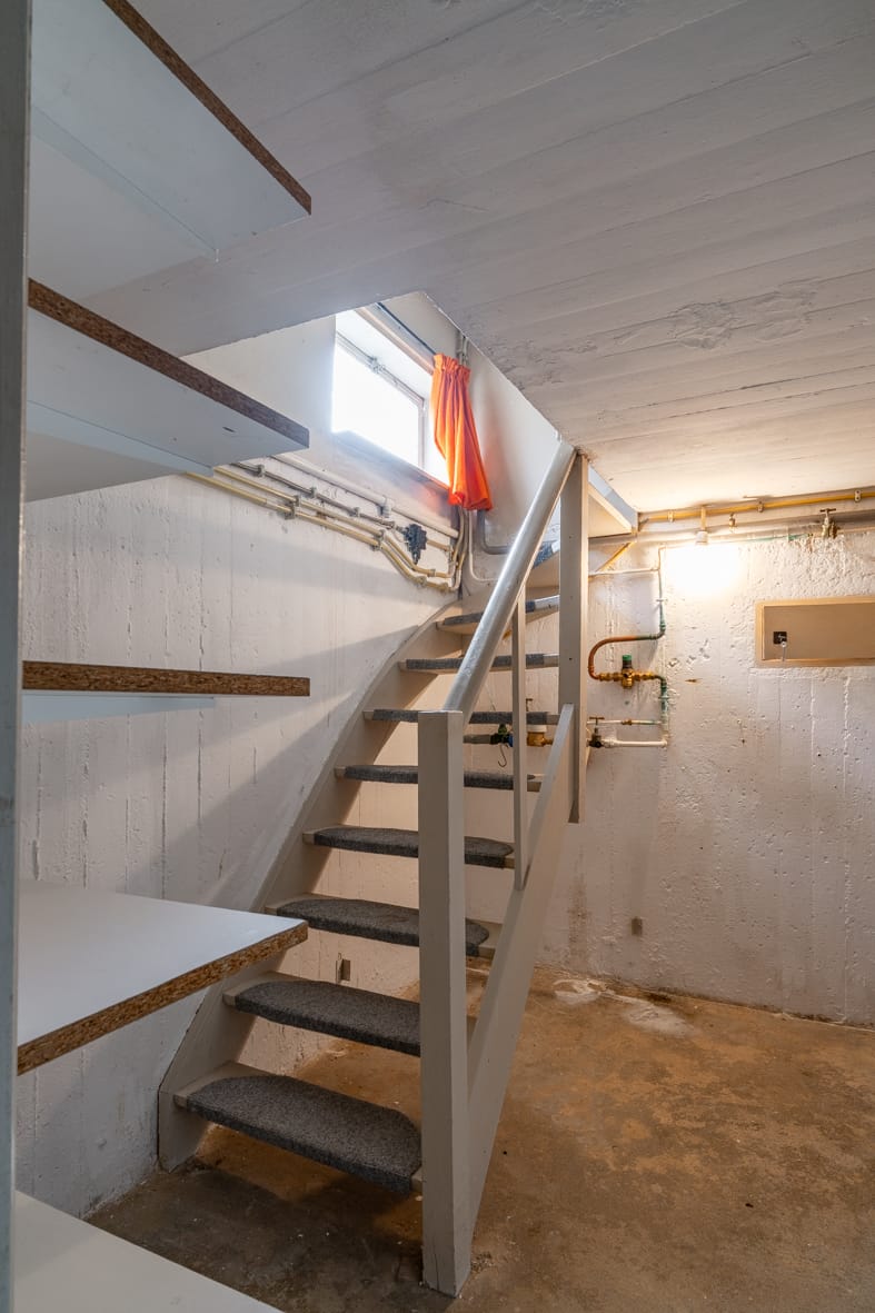 Spacious semi-detached home with garden room and garage in popular Beek neighborhood — 37