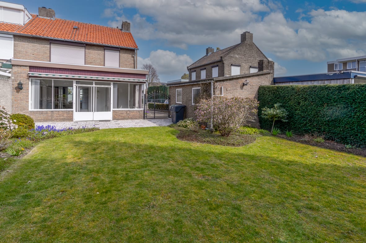 Spacious semi-detached home with garden room and garage in popular Beek neighborhood — 29