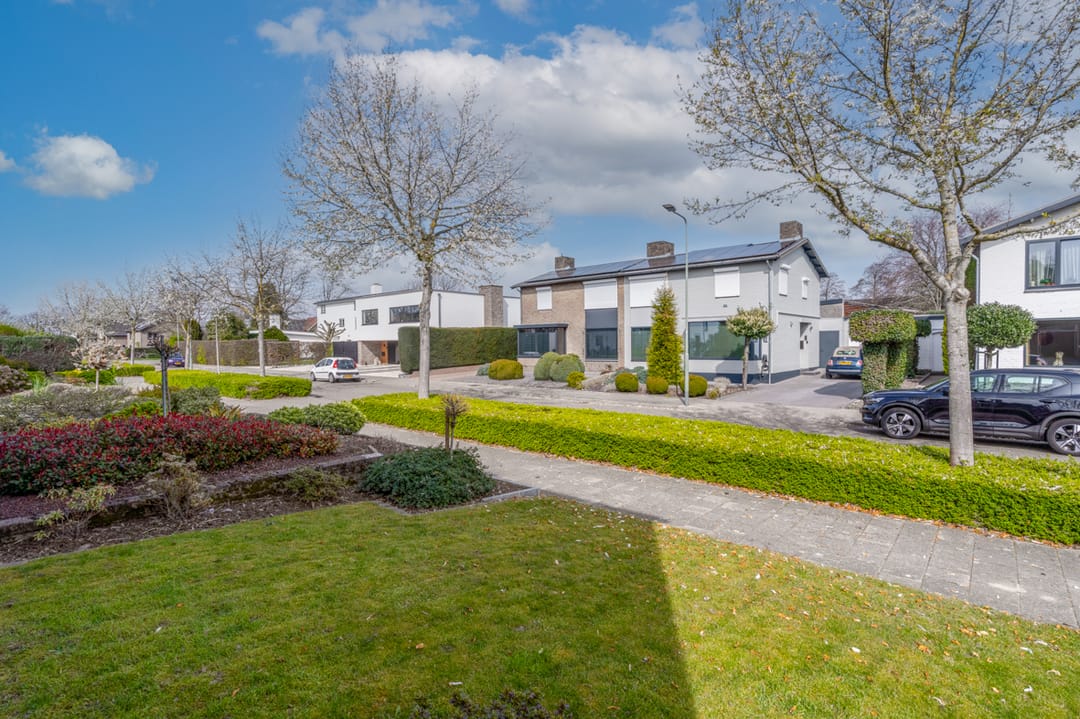 Spacious semi-detached home with garden room and garage in popular Beek neighborhood — 41
