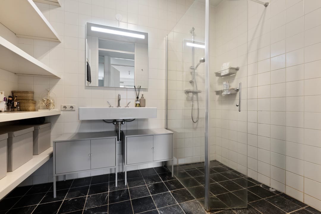 Centrally Located Apartment with Private Parking in Arnhem — 17