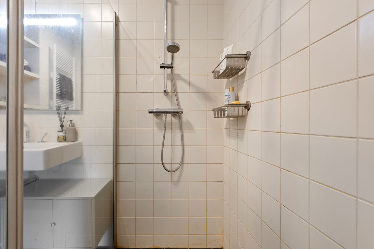 Centrally Located Apartment with Private Parking in Arnhem — 19