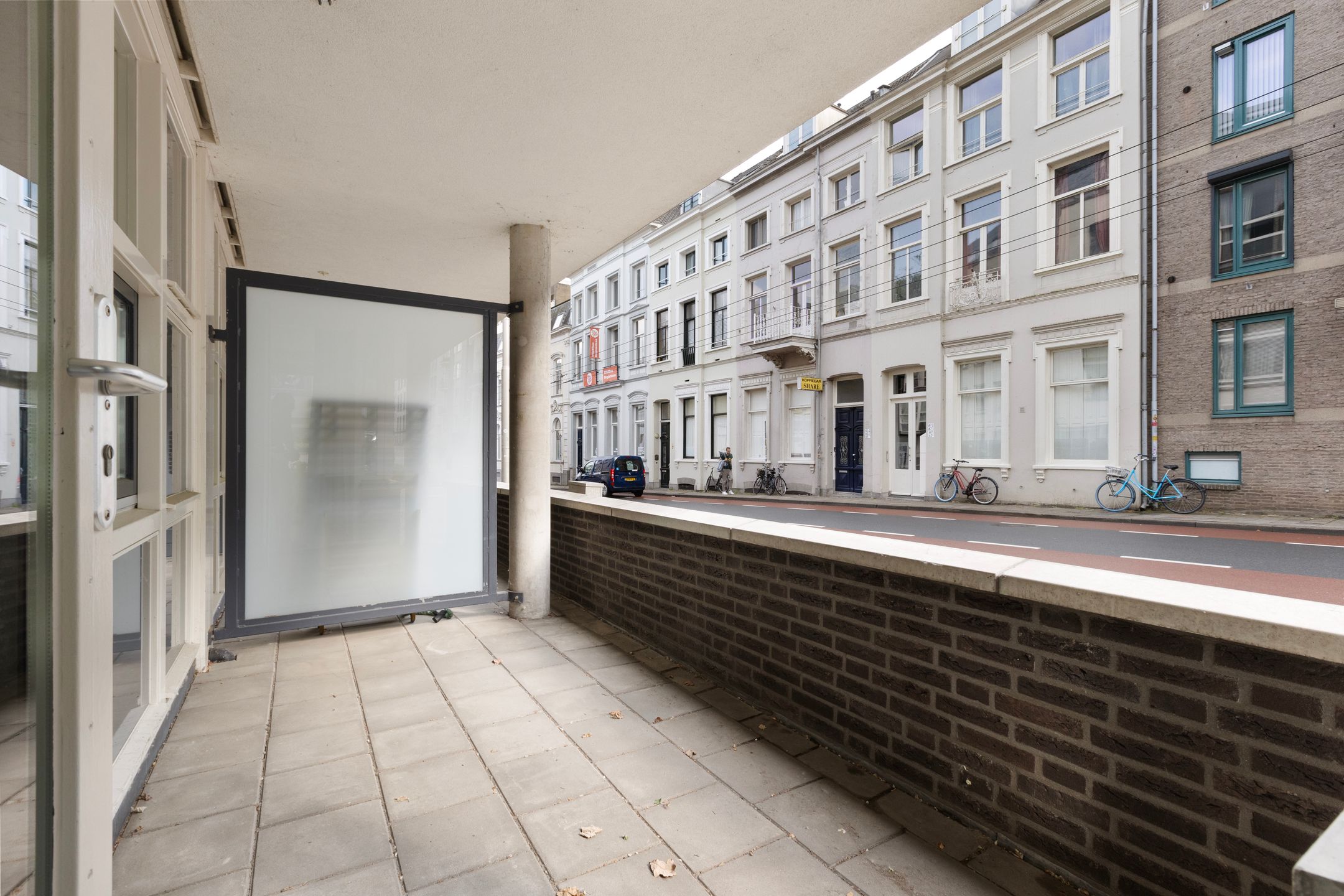 Centrally Located Apartment with Private Parking in Arnhem — 21