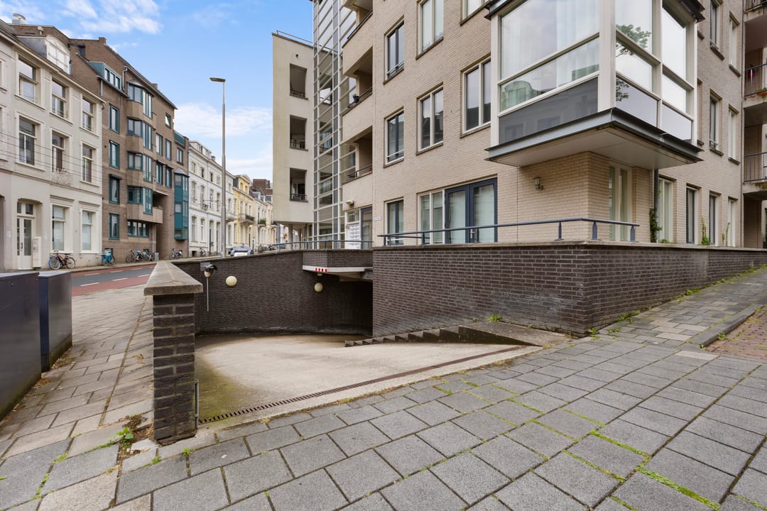 Centrally Located Apartment with Private Parking in Arnhem — 22