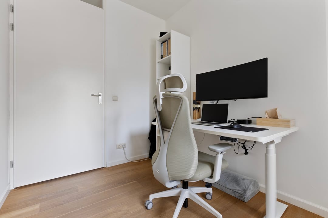 Centrally Located Apartment with Private Parking in Arnhem — 16