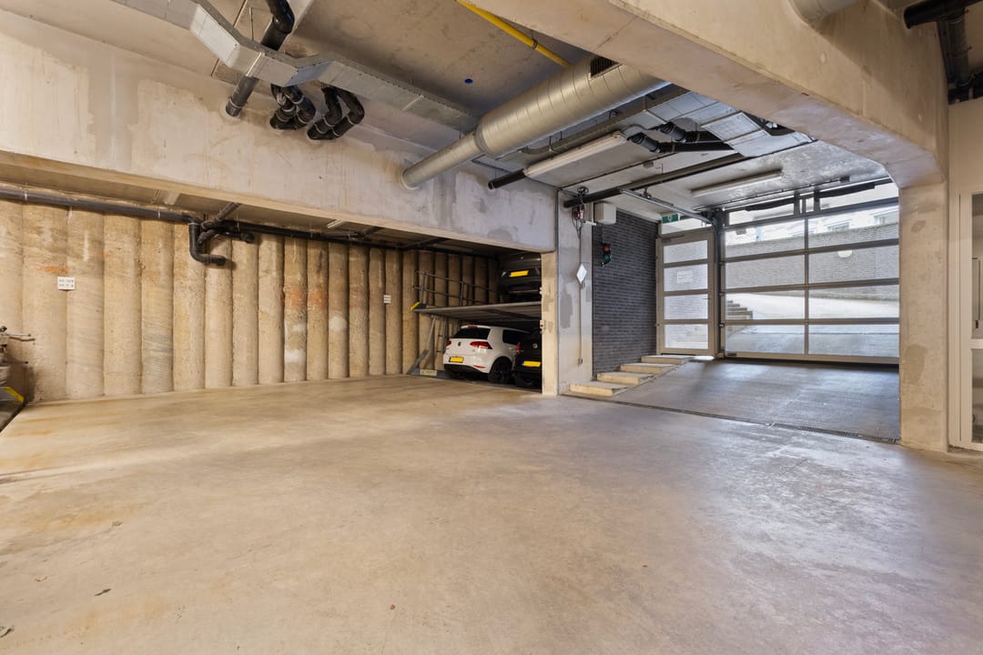 Centrally Located Apartment with Private Parking in Arnhem — 23