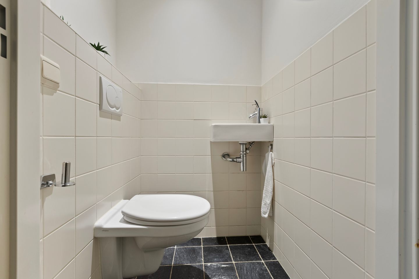 Centrally Located Apartment with Private Parking in Arnhem — 20