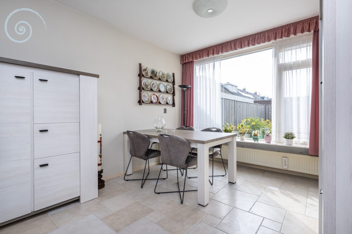 Foto 10 van Helmstraat 1