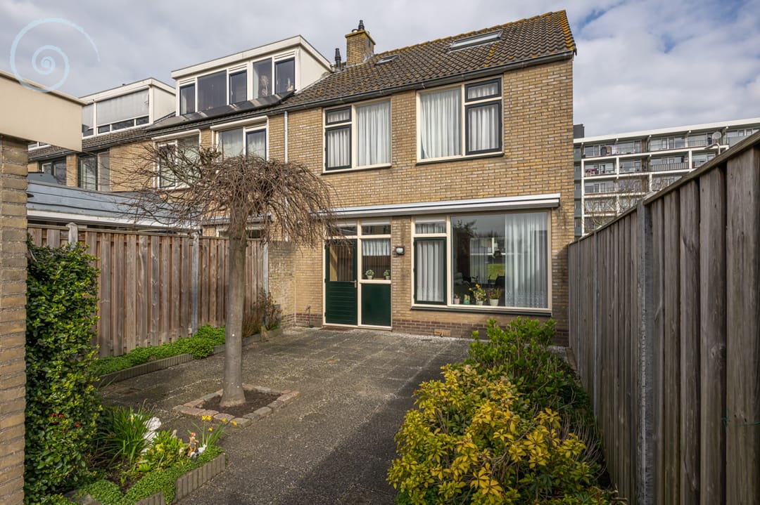 Foto 2 van Helmstraat 1