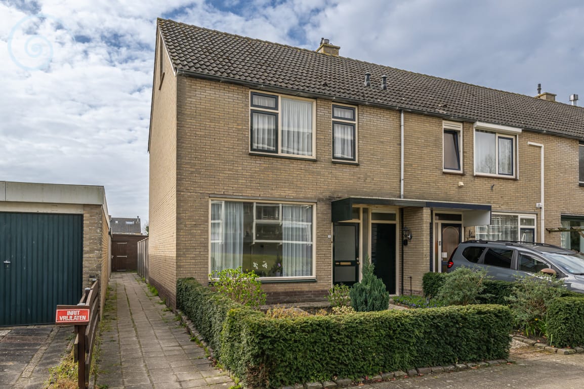 Photo 1 of Helmstraat 1