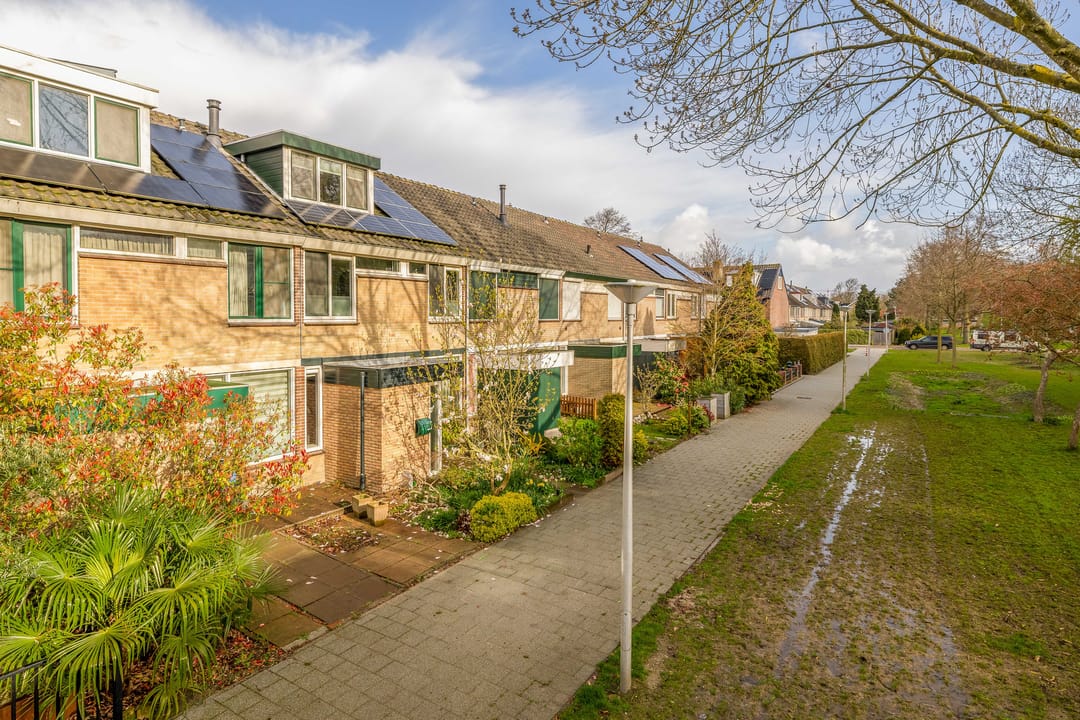 Well-maintained terraced house with 3 bedrooms and garden in child-friendly Rozenburg — 46