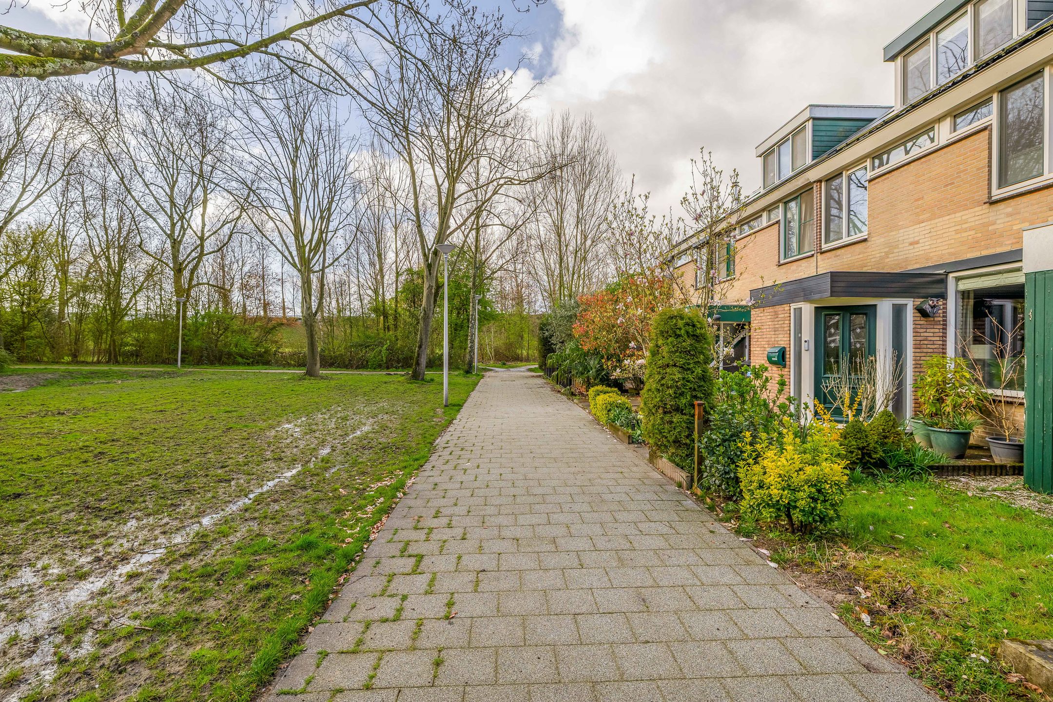 Well-maintained terraced house with 3 bedrooms and garden in child-friendly Rozenburg — 45