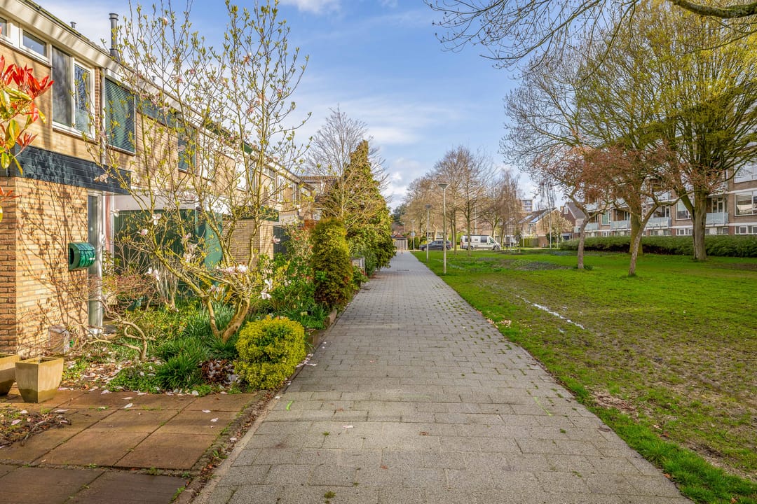 Well-maintained terraced house with 3 bedrooms and garden in child-friendly Rozenburg — 47