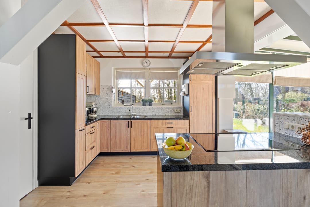 Spacious Detached House with Independent Guest Annex on Generous Plot — 13