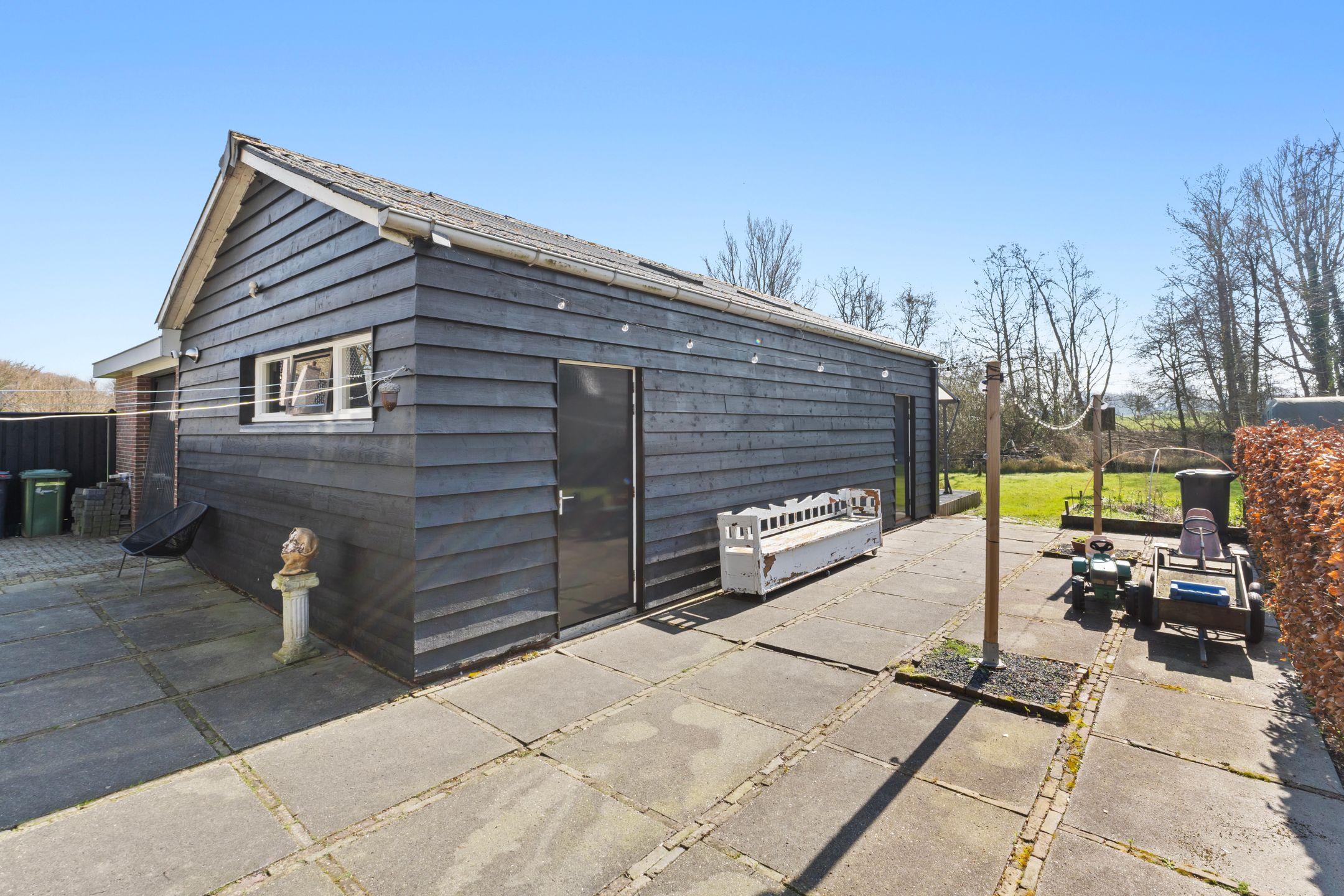 Spacious Detached House with Independent Guest Annex on Generous Plot — 36